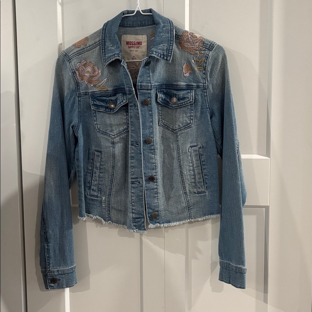 Jean Jacket🌸embroidered🌸design 
Light blue washed see all pictures - Picture 5 of 7